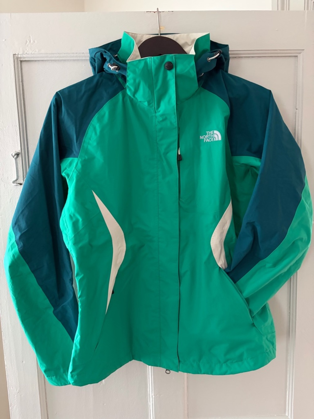 The North Face Women's Hyvent Jacket in Green and Teal